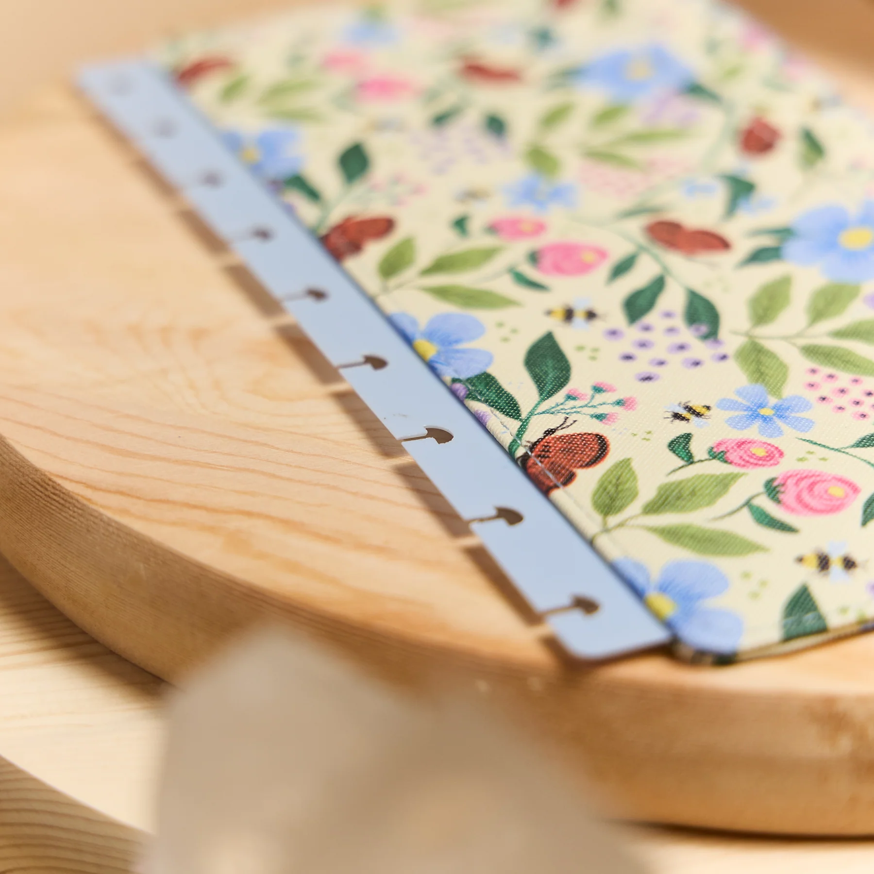 Buzzy Garden - Snap In Classic Card Holder Wallet - Image 12
