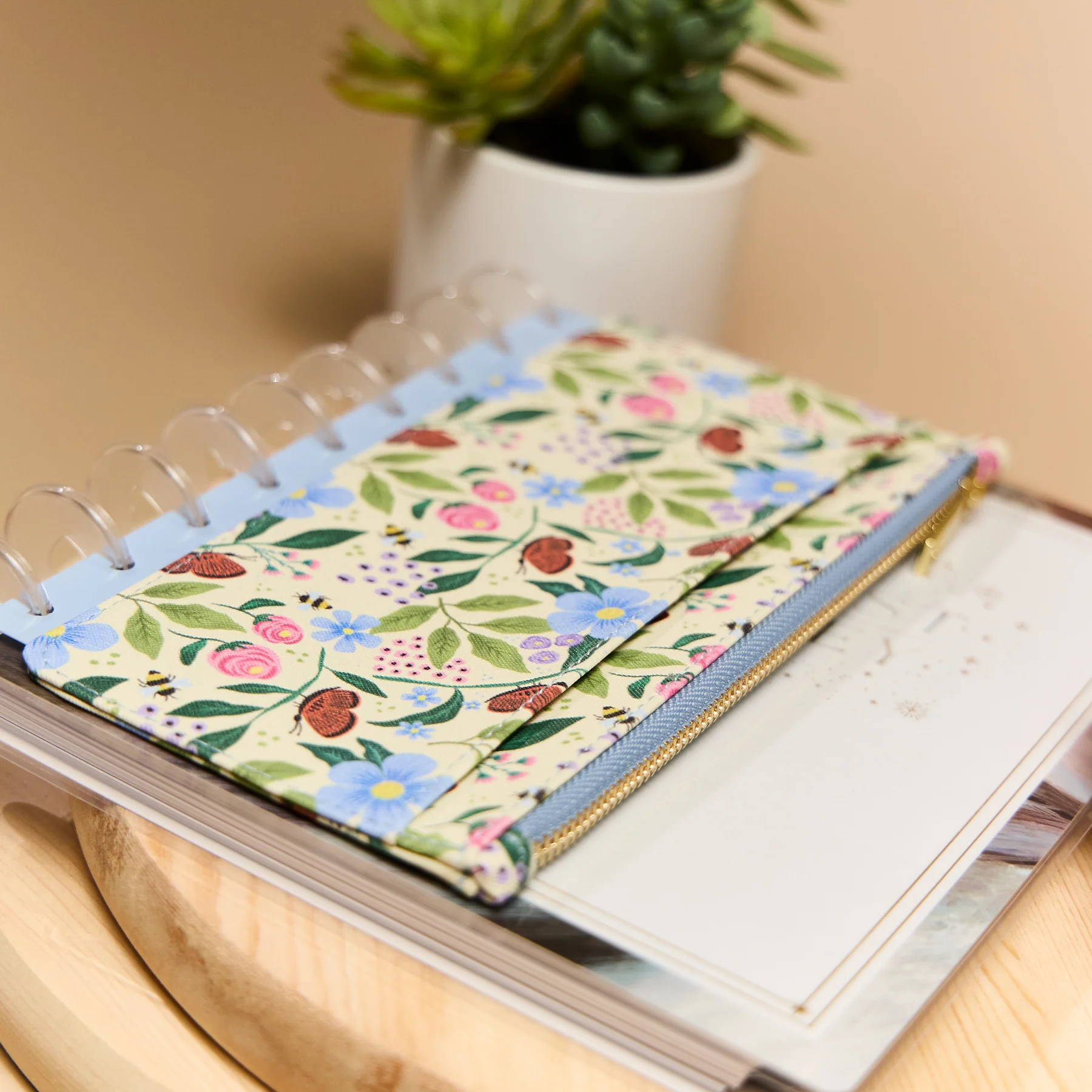 Buzzy Garden - Snap In Classic Card Holder Wallet - Image 8